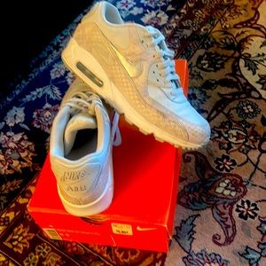 Nike athletic women shoes